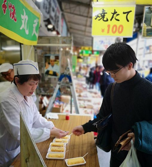 築地で有名なだし巻き玉子を食べました