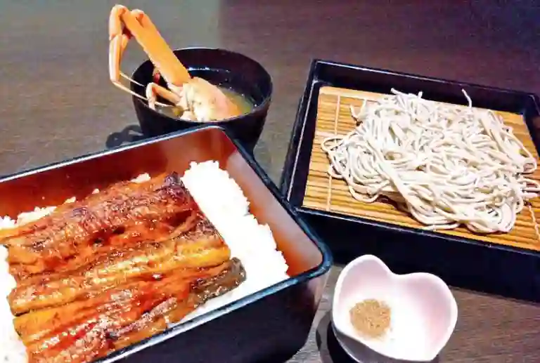 個室処 稲田屋 大手町店「うな丼とお蕎麦のセット（蟹汁付き）」イメージ