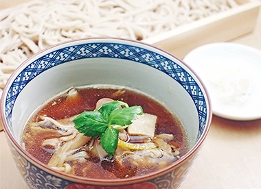 蕎麦割烹 稲田 コレド室町店「牛肉と木の子のつけ汁せいろ、蕎麦」ございます