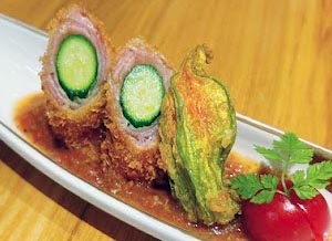 個室処 稲田屋 大手町店、今夜のおすすめ「花ズッキーニとベーコンフライ」×「白麹純米 稲田姫」