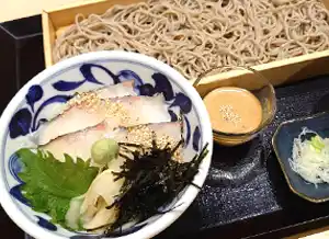 蕎麦処 いなたや 光が丘店、春の季節メニューはじめました！「真鯛のごまだれ丼とお蕎麦のセット」イメージ