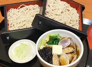 蕎麦処 いなたや 武蔵小金井店、4月の蕎麦「春キャベツと春獲れアサリのバターつけ汁蕎麦」イメージ
